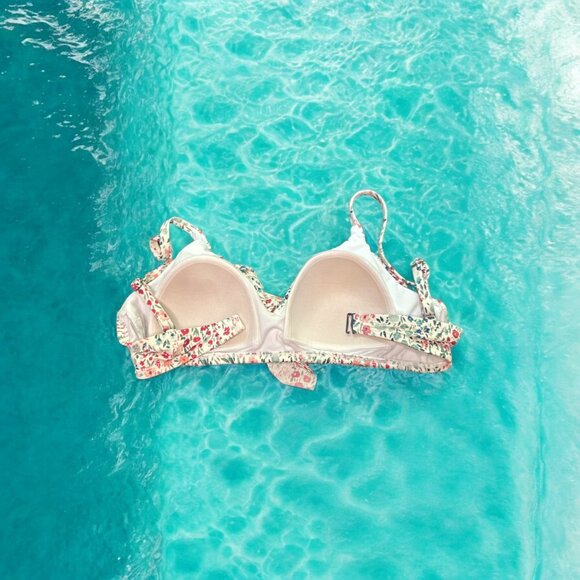 Bikini Floral Ruffle: Woman Size S - Because Making Waves Isn't Just for Pools! - Picture 3 of 4